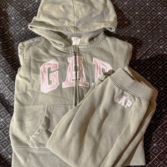 Cozy Winter Bundle Alert! Gap Kids Size 6-7 - Picture 3 of 5
